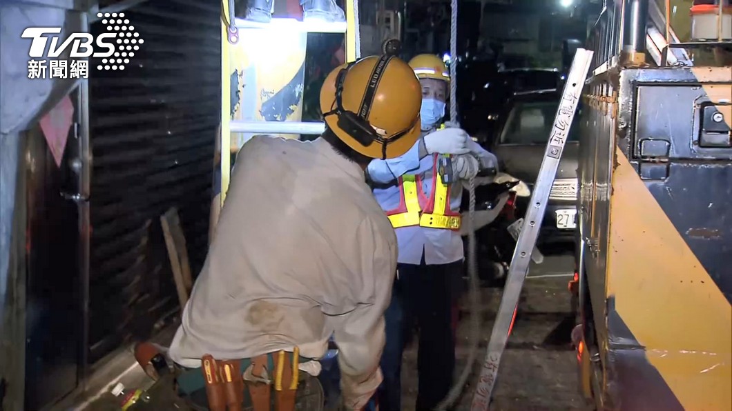 電線桿被拉斷砸貨車 挖土機闖禍釀停電│TVBS新聞網