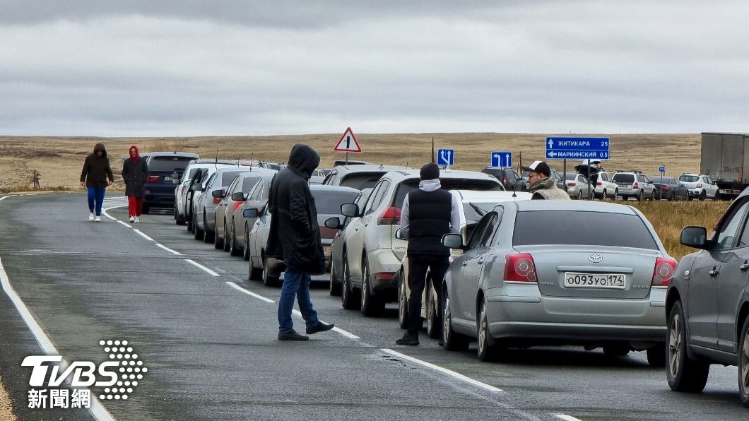 大批俄羅斯人開車跨越邊界入境喬治亞，希望躲避被徵召的命運。（圖/達志影像美聯社）