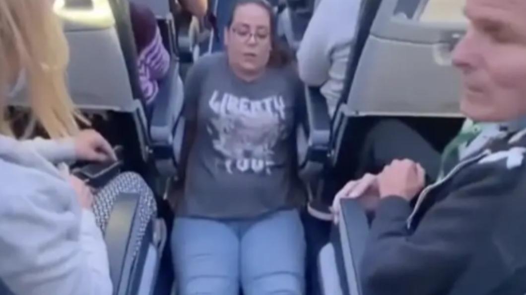 英國身障女子貝瑞（Jennie Berry），日前搭乘西班牙阿爾巴之星航空（AlbaStar Airlines）時，被迫用雙手支撐身體移動到廁所。（圖／翻攝自Insider）