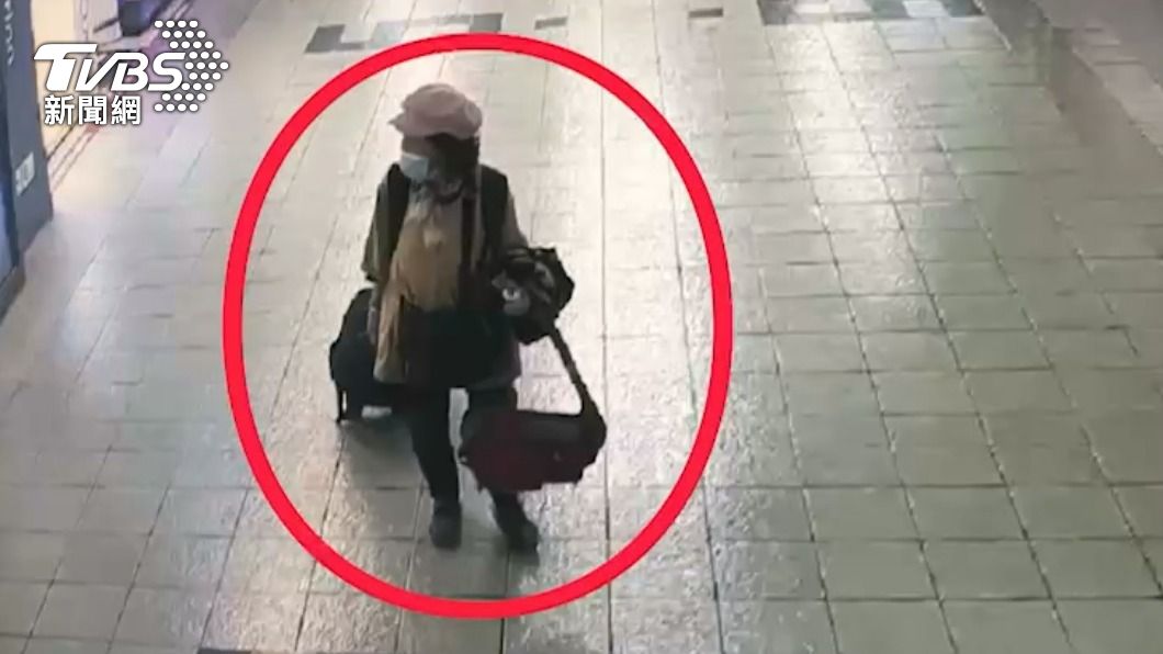 婦人台北車站閒晃隨機偷竊。（圖／TVBS）