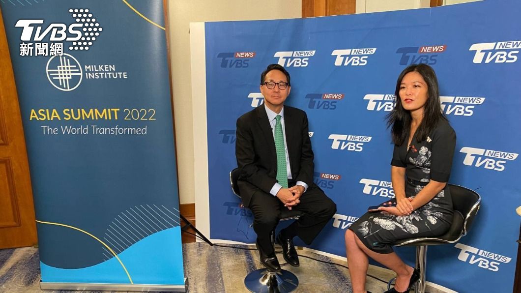 TVBS國際新聞評論員余文琦於新加坡訪問前美國駐亞洲開發銀行大使、米爾肯亞洲區主席Curtis Chin。（圖／TVBS）