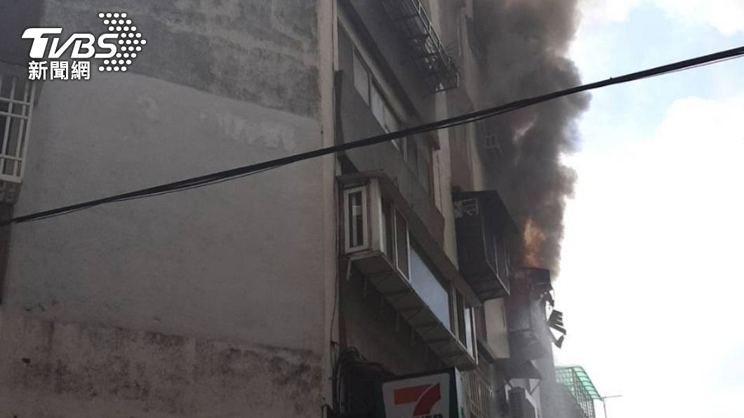 大樓四樓竄出火煙。（圖／TVBS）
