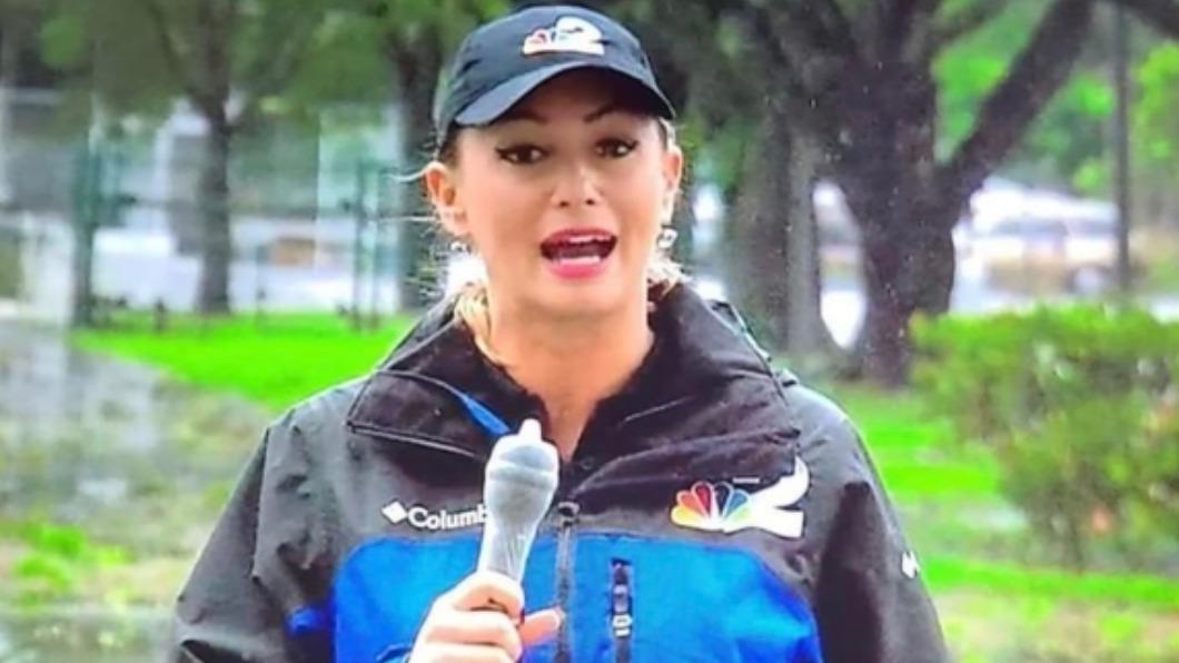 美國NBC新聞的女記者凱拉（Kyla Galer），報導颶風新聞時自製「保險套麥克風」引熱議。（圖／翻攝自紐約郵報）
