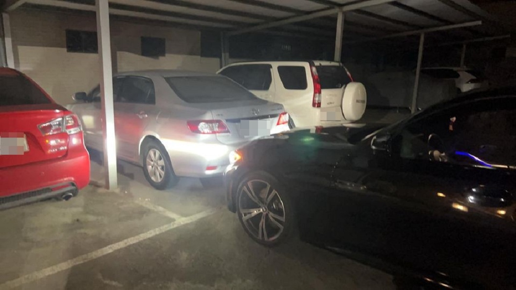一名網友分享自己的私人車位日前被外車佔了放大絕反制。（圖／翻攝自爆廢公社公開版）