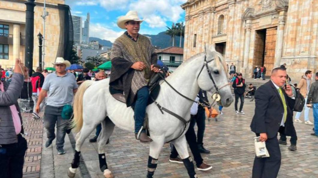 哥倫比亞參議員騎白馬上班。（圖／翻攝自推特）