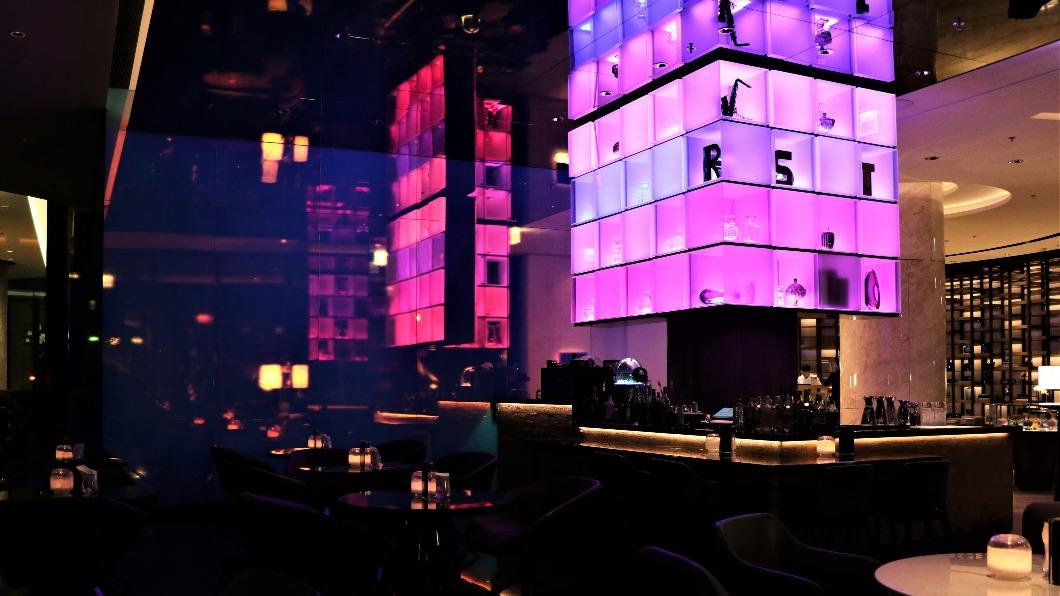 R bar逸庭吧檯酒架的LED霓虹燈變化色彩。（圖／士林萬麗提供）