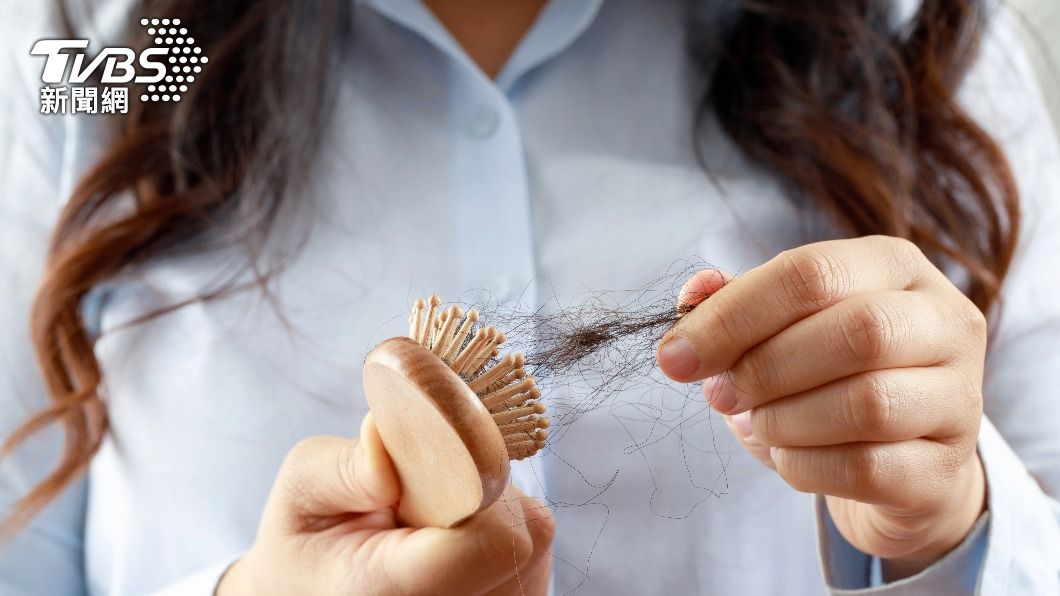許多女生都有掉髮的問題。（示意圖／shutterstock達志影像）