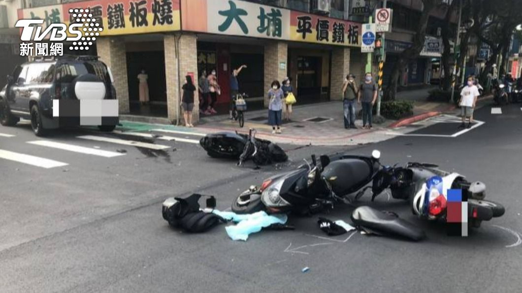 台北市大同區驚傳嚴重事故，1騎士頭部重創送醫搶救。（圖／TVBS）