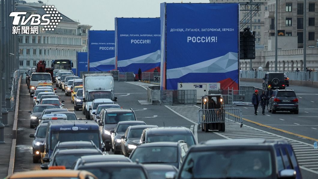 莫斯科街頭掛起慶祝烏克蘭4州入俄看板。（圖／達志影像路透社）