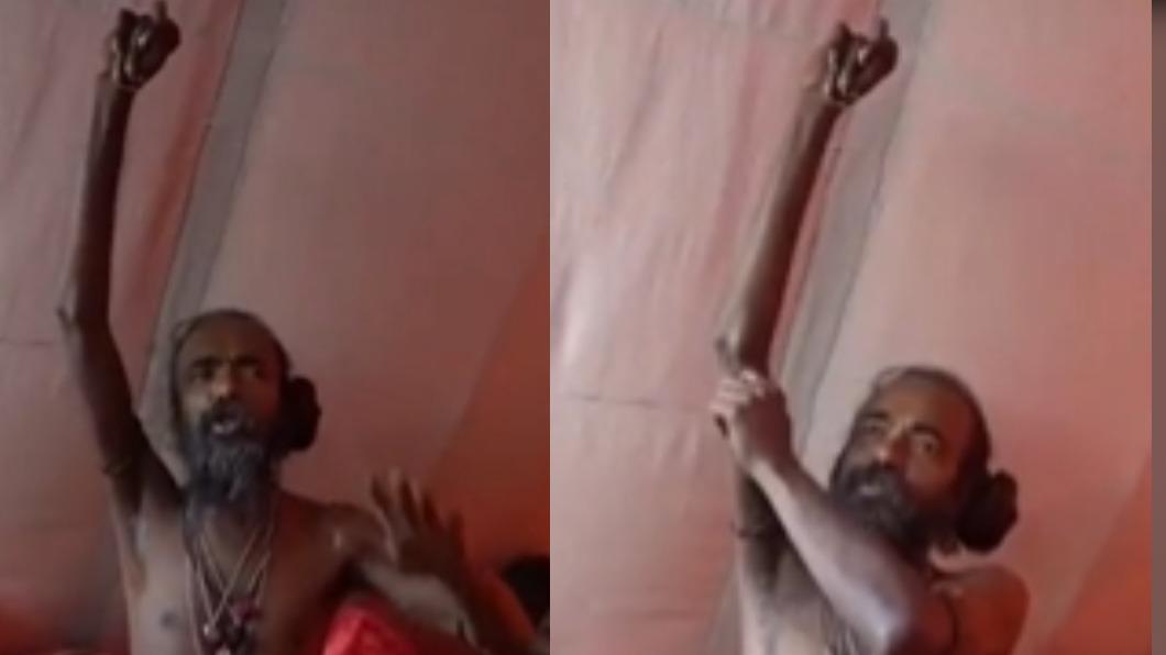 印度一位苦行僧高舉右手超過十年。（圖／翻攝自@NextInteresting Twitter）