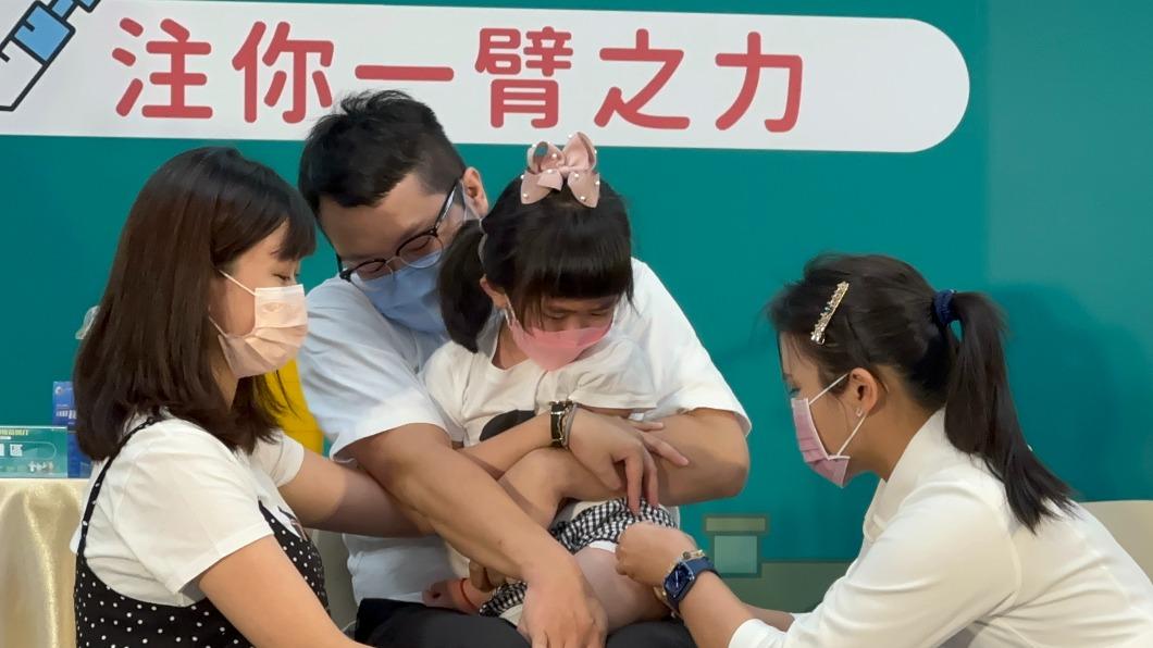 4歲的幼兒果果在記者會現場接種流感疫苗。（圖／TVBS）