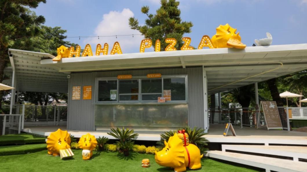 園區內餐廳「HAHA PIZZA」旁邊有很多小三角龍可以拍照。（圖／Nana愛旅行札記提供）