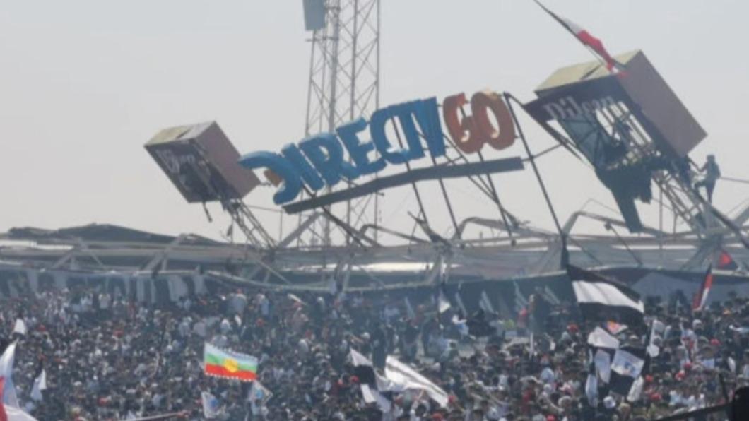 智利最大、最受歡迎的的足球隊科洛科洛（Colo Colo），30日在主場進行練習賽時，發生球迷爬上廣告看板導致看台崩塌意外。（圖／翻攝自推特）