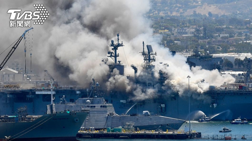 美國海軍兩棲軍艦「好人查理號」在2020年發生火警。（圖／達志影像美聯社）