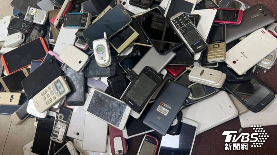 環保署調查，超過半數民眾3到4年會換一支手機，大量廢棄手機回收率偏低，恐導致環境汙染。