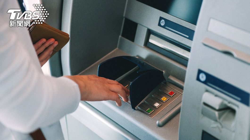 有了ATM再也不用大老遠跑去銀行領錢。（示意圖／shutterstock達志影像）