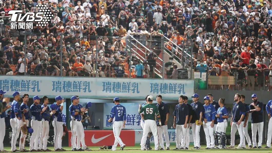 數萬球迷在台南棒球場大聲唱出潘武雄招牌加油曲。（圖／中央社）