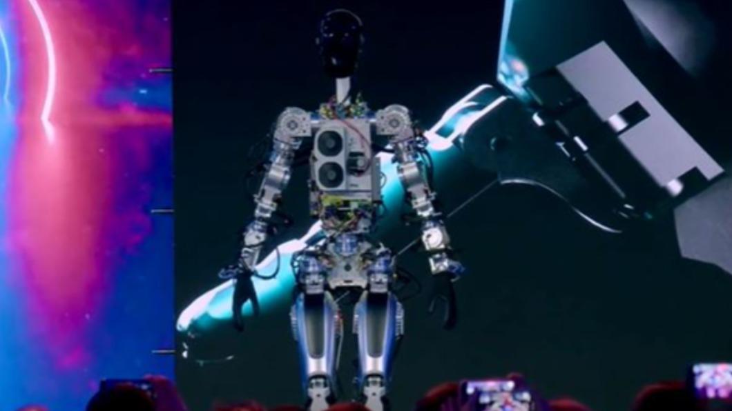 馬斯克新玩具　仿真機器人「Optimus」可隨音樂扭動