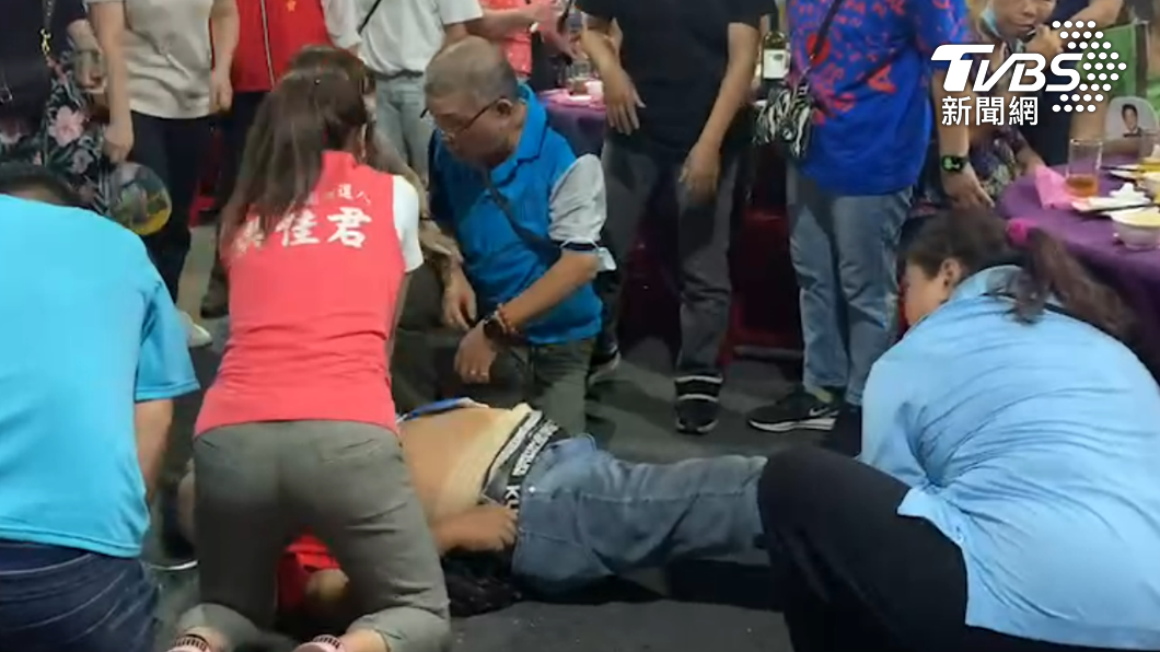 環南市場晚會驚傳民眾昏迷，台北市華江里長參選人洪佳君立即施以CPR。（圖／鍾小平提供）