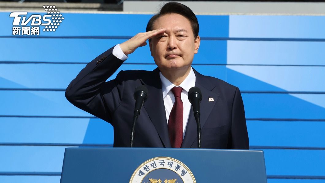 南韓總統尹錫悅1日出席國軍日儀式時，竟忘記對台下部隊喊「稍息」，場面十分尷尬。（圖／達志影像美聯社）
