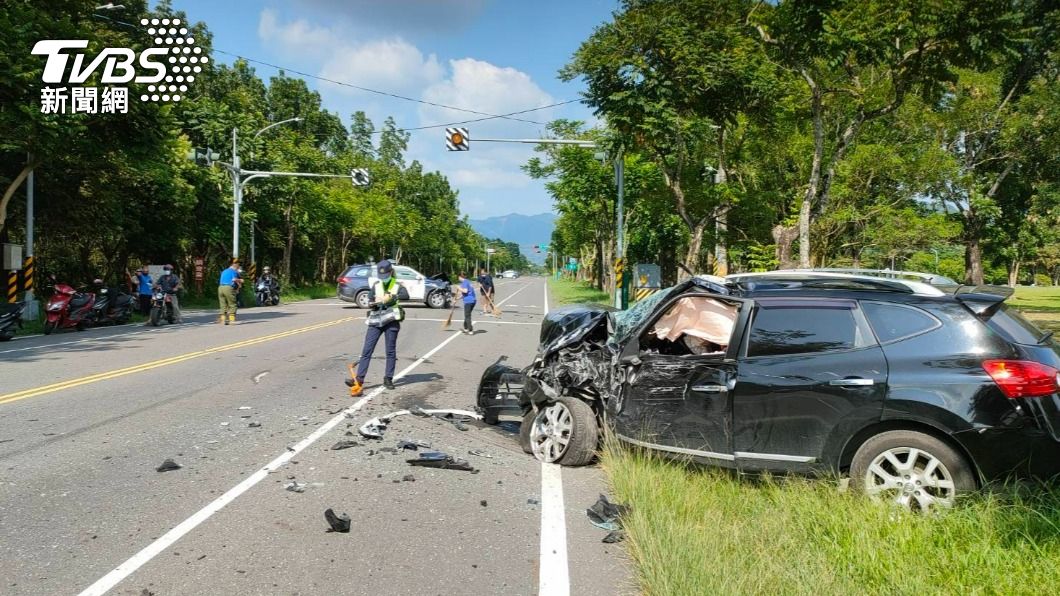 BMW與警車擦撞衝對向，3車毀5人傷。（圖／TVBS）