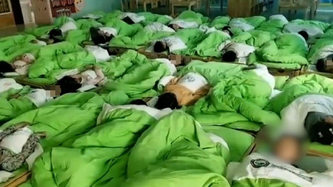 大陸山東一間幼稚園老師日前對午休的孩子們進行裝睡測試。（圖／翻攝自澎湃新聞）