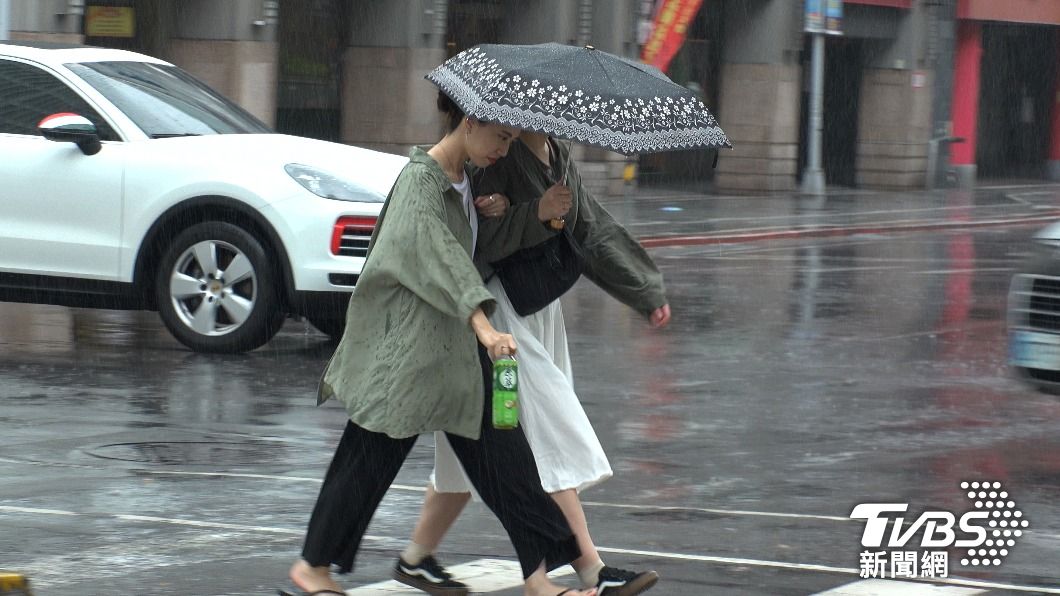 明（5）日受東北季風影響，天氣陰有雨。（示意圖／shutterstock達志影像）