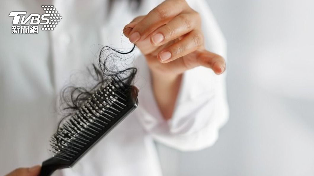 當頭髮出現異常落髮時，可能是體內氣血運行出現問題。（示意圖／shutterstock達志影像）
