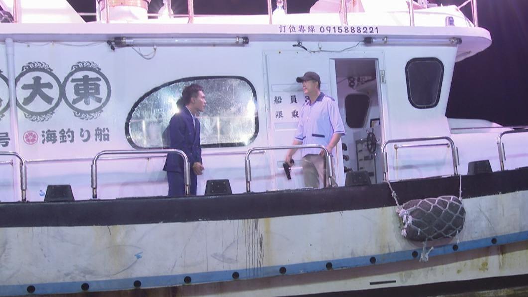 許仁杰（左）、吳皓昇在船上搏鬥。（圖／民視提供）