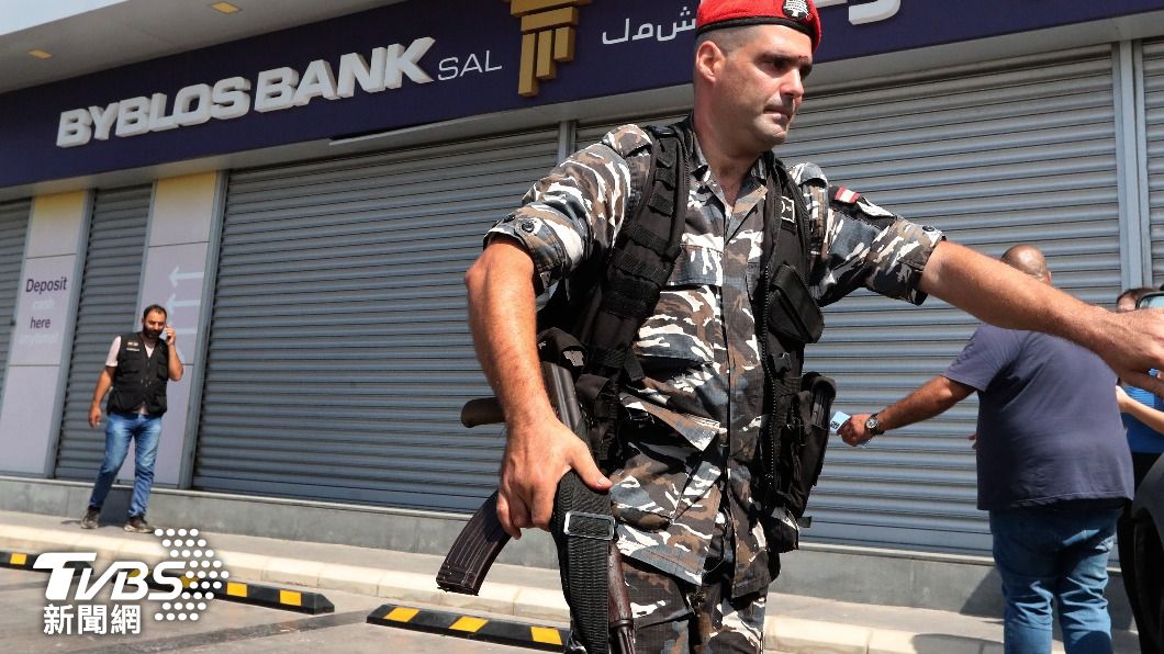 黎巴嫩安全部隊在銀行外處理搶案。（圖／達志影像美聯社）