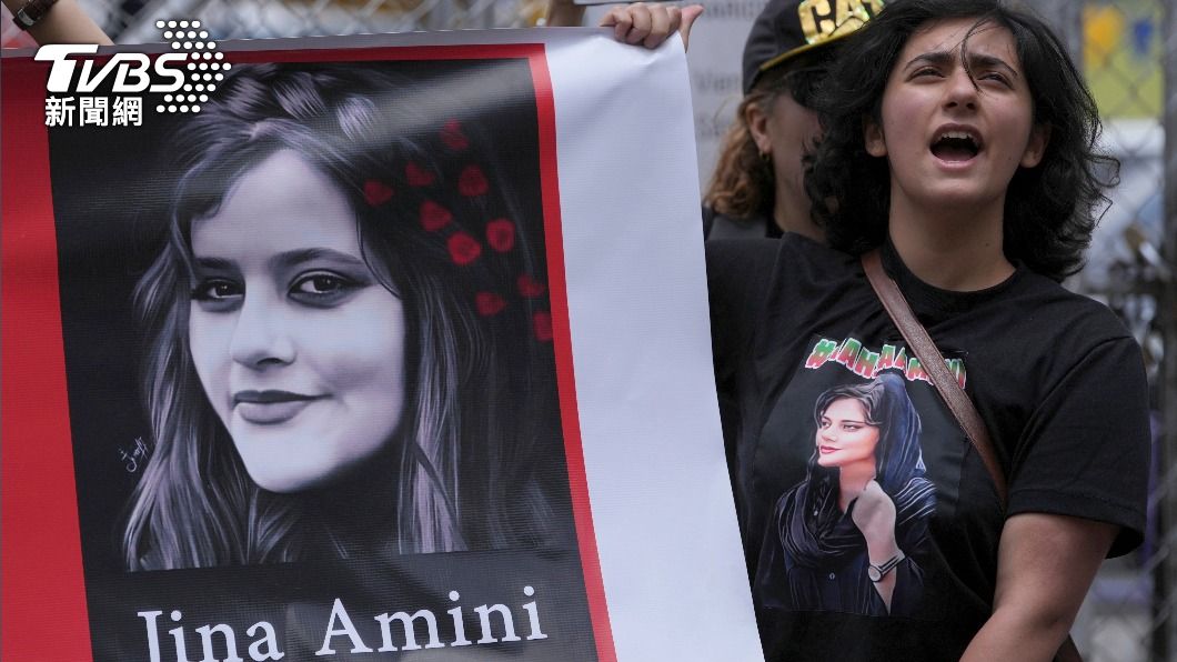 伊朗艾米尼之死引發全國反頭巾示威。（圖／達志影像美聯社）