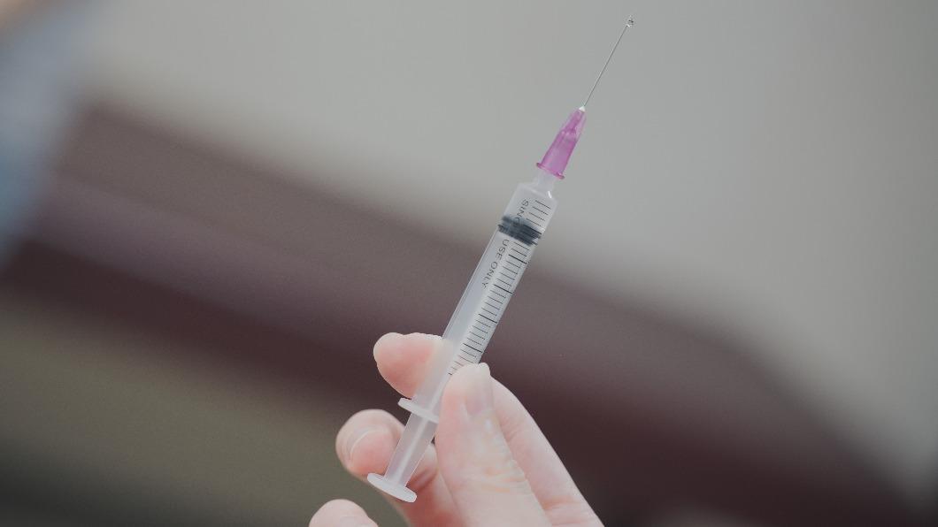 新竹一間知名兒科診所為民眾施打過期疫苗。（圖／新竹市衛生局提供）