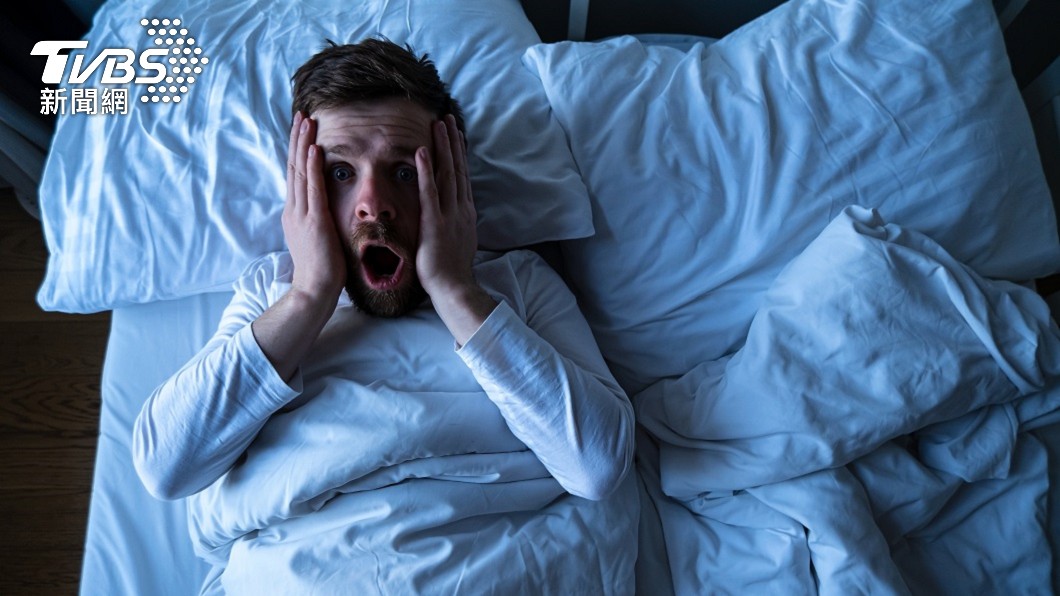 英國一名男子自從2年前開始時常會半夜睡到一半突然驚醒。（示意圖／shutterstock 達志影像）