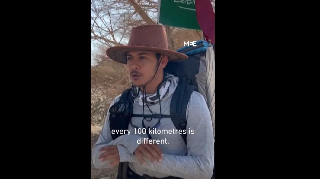 沙烏地33歲男子阿卜度拉徒步穿越沙漠，挑戰1600公里旅程只為朝聖世足。（圖/翻攝自臉書直播）