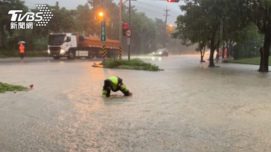 受東北季風影響，花蓮下午出現明顯雨勢。（圖／中央社）