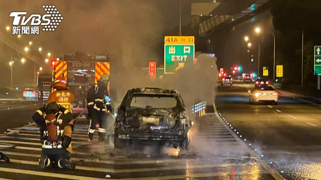 小轎車國道上突然竄火，警消到場搶救。（圖／TVBS）