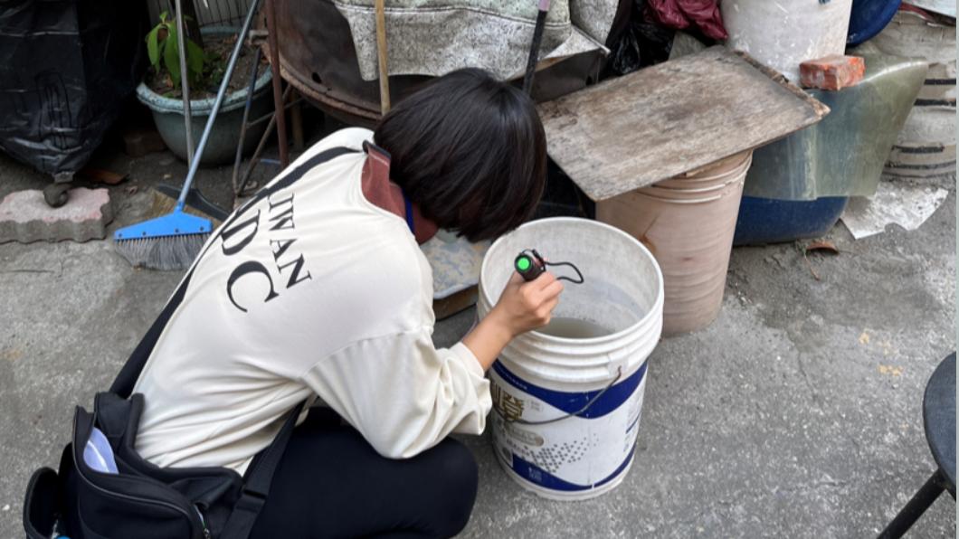 防疫人員於高雄市前鎮區執行孳生源查核，檢視積水容器是否產生孑孓或蚊卵 。（圖／疾管署提供）