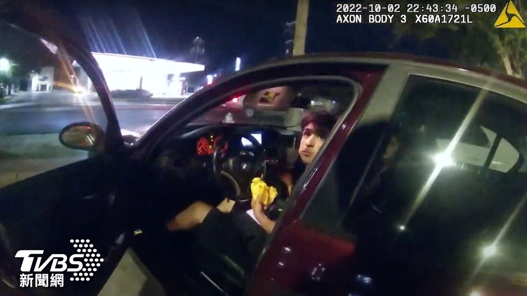 德州17歲青年坎圖在車內吃漢堡，卻莫名被警察開門要求下車，甚至因此受到槍傷。（圖/達志影像美聯社）