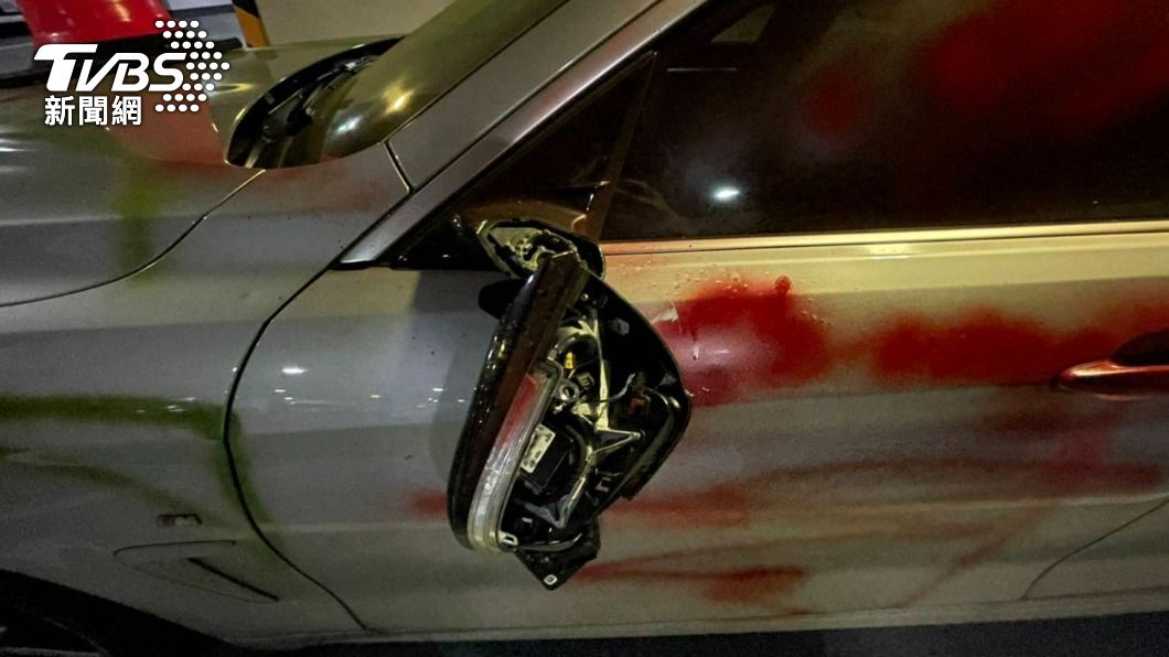 小轎車後照鏡遭砸毀，車身也遭噴漆。（圖／TVBS）