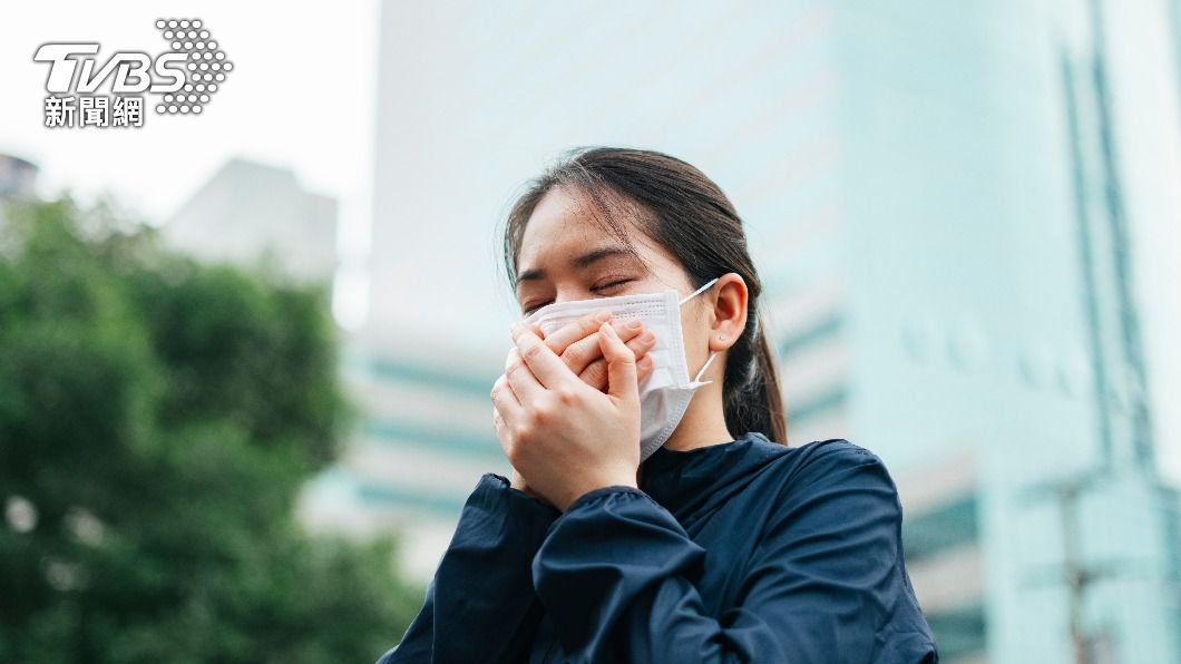 不少專家認為今年冬天台灣可能被流感和新冠病毒夾擊。（示意圖，非當事人／shutterstock達志影像）