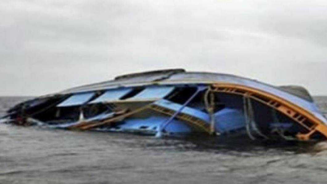 奈及利亞驚傳船隻翻覆意外。（圖／翻攝自推特@SaharaReporters）