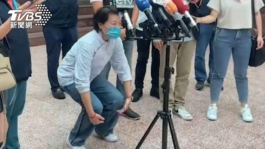 無黨籍台北市長參選人黃珊珊今（9）日受訪時親自示範「深蹲」。（圖／TVBS）