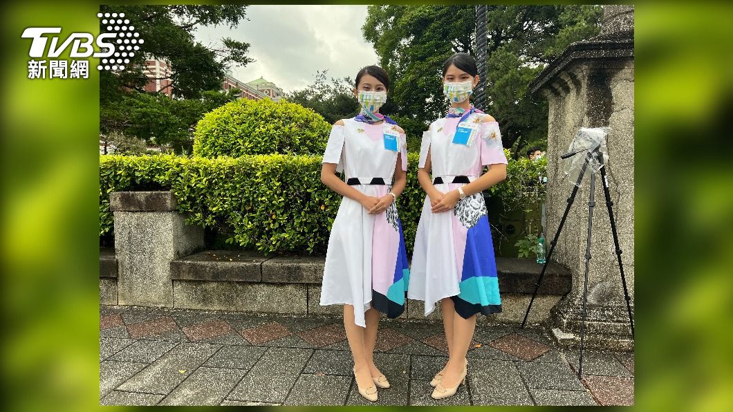 雙十國慶大典今（10）日舉行，禮賓人員今年服裝不同以往，以白底搭配「台灣色」元素。（圖／方炳超攝）