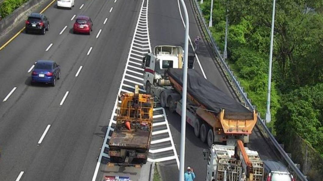 國1北向台南系統匝道入口發生小客車與大貨車追撞事故。（圖／高公局提供）