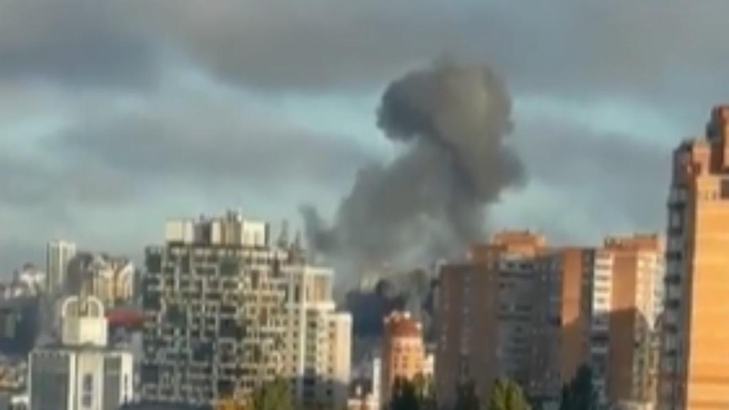 基輔市中心遭砲擊，黑色濃煙沖上天空。（圖／翻攝自 UkraineNews 推特 @Ukraine66251776）