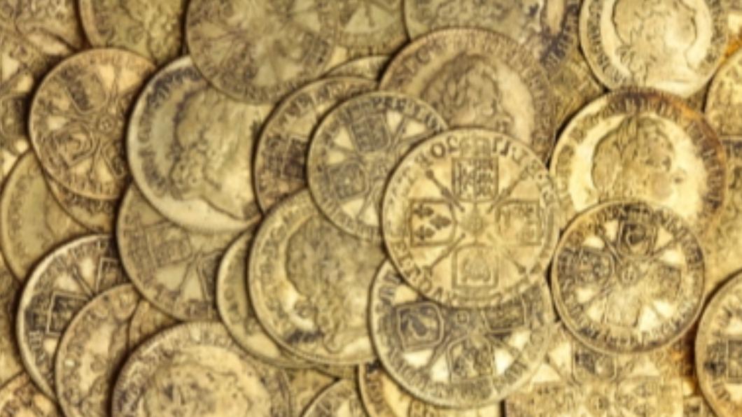 英國北約克郡（North Yorks）埃勒比村（Ellerby）的一對夫婦，近日在翻修房子時，發現價值75.4萬英鎊（約2650萬台幣）的古老金幣。（圖／翻攝自《太陽報》）