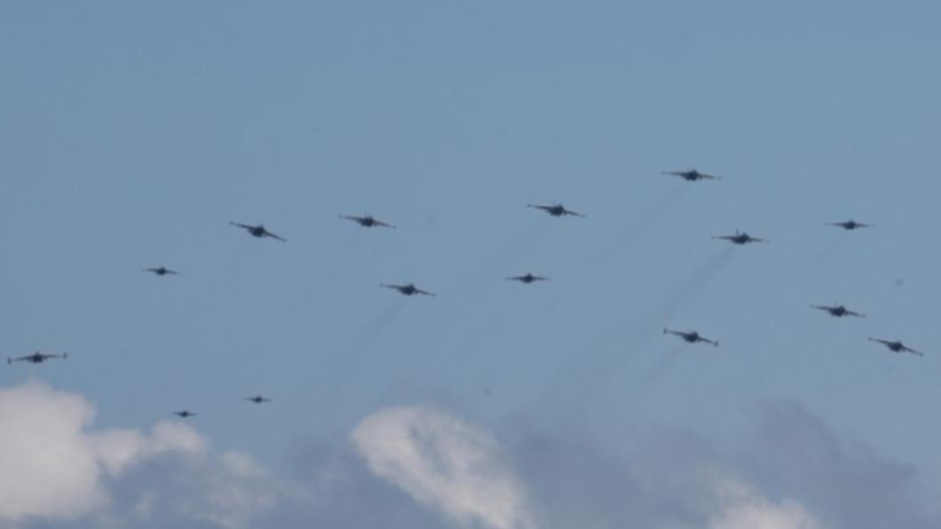 北韓8日史無前例的出動「150架」戰機，進行空中武力示威，南韓軍方也首度派出F-35A隱形戰機應對。（圖／翻攝自《朝中社》）