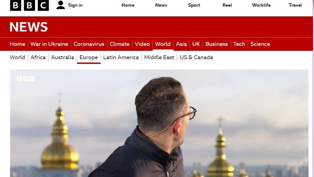 BBC記者連線報導時，市中心突然傳出數次爆炸聲。（圖／翻攝自BBC新聞官網）