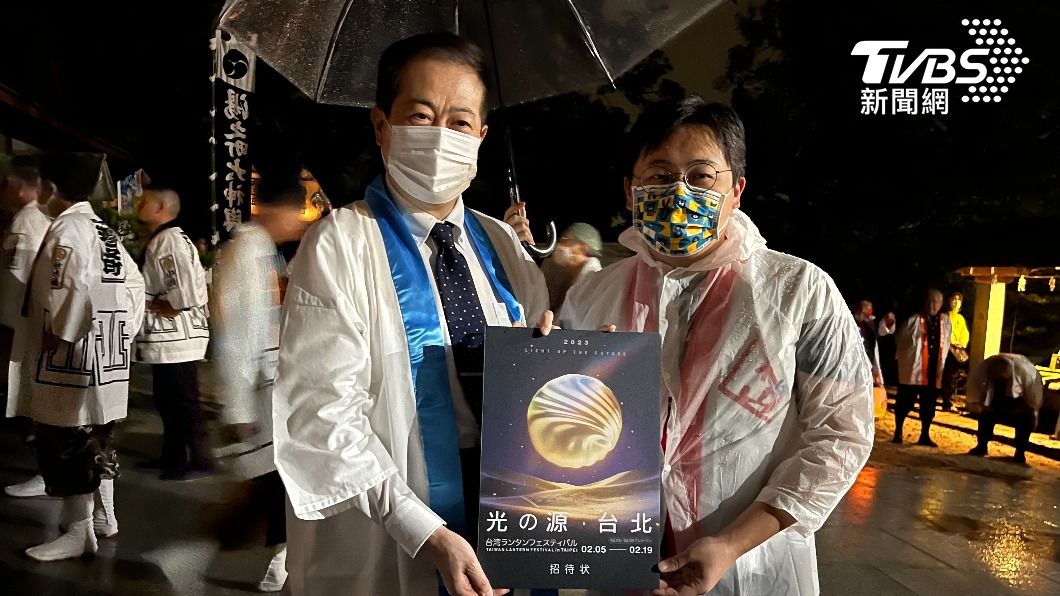 台北市觀傳局長劉奕霆（右）邀請松山市長野志克仁（左）出席2023台灣燈會在台北。（圖／TVBS）