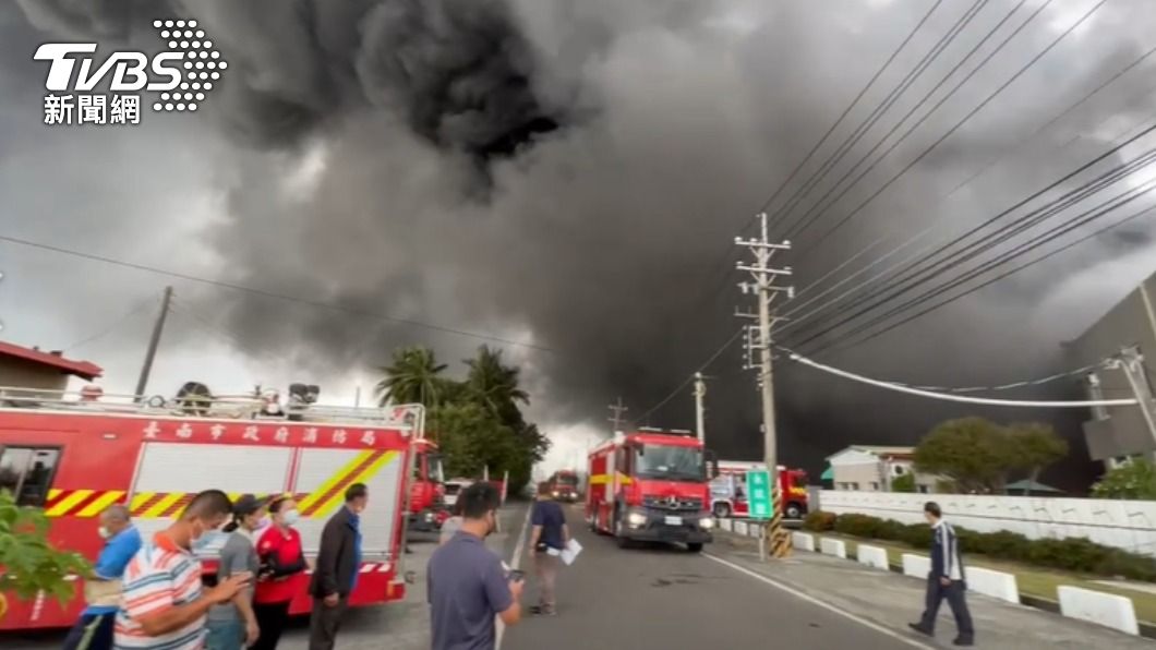 台南塑膠廠陷火海，黑煙如龍恐有毒。（圖／TVBS）